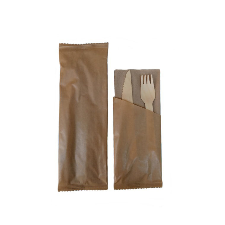 Bio Holzbesteck-Set Gabel, Messer, Serviette in brauner Kraftpapiertüte verpackt.